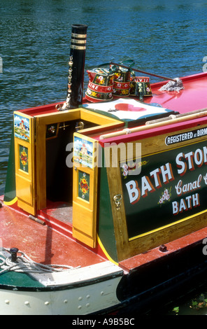 Traditionell eingerichtete Kabine auf der Bath Stone Company Narrowboat River Thames Windsor Berkshire England UK Stockfoto