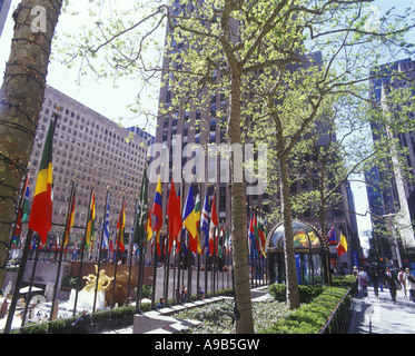 REIHEN VON NATIONALEN FLAGGEN ROCKEFELLER CENTER (© RAYMOND HOOD 1939) MIDTOWN MANHATTAN NEW YORK CITY USA Stockfoto