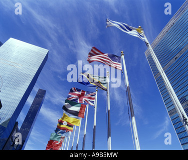 REIHE VON NATIONALFLAGGEN GEBÄUDE DER VEREINTEN NATIONEN (©NIEMEYER, LE CORBUSIER, HARRISON 1951) FIRST AVENUE MANHATTAN NEW YORK CITY USA Stockfoto