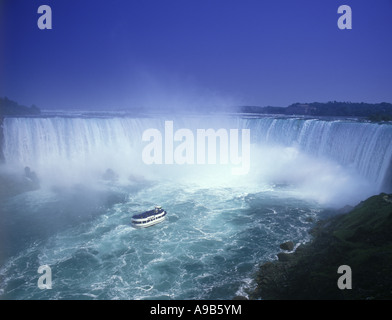 MAID OF TOUR-AUSFLUGSSCHIFF DER NEBEL AM FUßE DES HORSESHOE FALLS NIAGARA ONTARIO KANADA Stockfoto