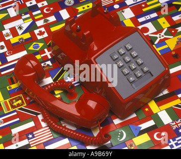 ROTEN DRUCKKNOPF TELEFON MIT NATIONALFLAGGEN Stockfoto