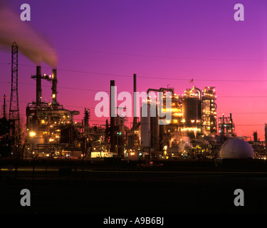 RISSBILDUNG TÜRME UND STORAGE TANKS ÖL-RAFFINERIE Stockfoto