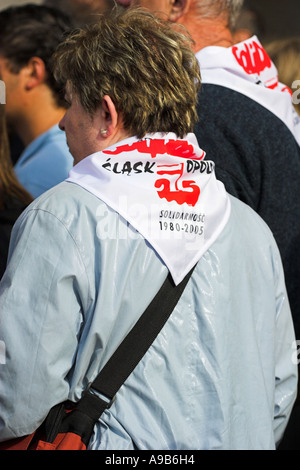 Polnische Pilger mit Solidarnosc-Banner und Fahnen am St.-Peter-Platz - Rom. Jahrestag des Todes von Papst Johannes Paul II Stockfoto