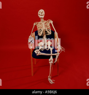 Skelett in einem Sessel entspannen Stockfoto, Bild: 7034779 - Alamy