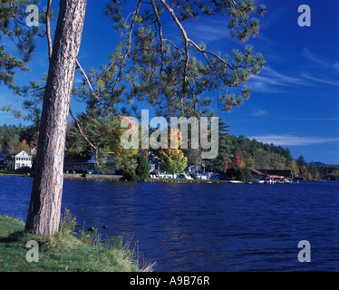 HERBST LAUB SEE BLUME SEE SARANAC ADIRONDACK PARK NEW YORK STATE USA Stockfoto