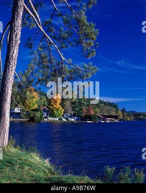 HERBST LAUB SEE BLUME SEE SARANAC ADIRONDACK PARK NEW YORK STATE USA Stockfoto