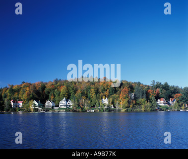 HERBST LAUB SEE BLUME SEE SARANAC ADIRONDACK PARK NEW YORK STATE USA Stockfoto