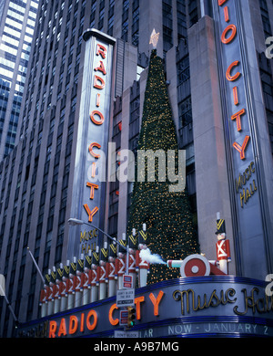 WEIHNACHTSBAUM STADT MUSIKHALLE ROCKEFELLER CENTER (©RAYMOND HOOD 1939) SIXTH AVENUE MANHATTAN NEW YORK CITY USA Stockfoto