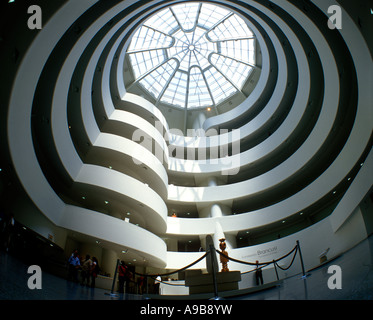 OBERLICHT ROTUNDE SOLOMON GUGGENHEIM MUSEUM (© FRANK LLOYD WRIGHT 1959) FIFTH AVENUE MANHATTAN MUSEUM ROW IN NEW YORK CITY USA Stockfoto