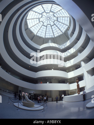 OBERLICHT ROTUNDE SOLOMON GUGGENHEIM MUSEUM (© FRANK LLOYD WRIGHT 1959) FIFTH AVENUE MANHATTAN MUSEUM ROW IN NEW YORK CITY USA Stockfoto