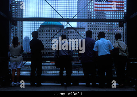 Historische 2005 Touristen am Ground Zero das WORLD TRADE CENTER, Downtown Manhattan NEW YORK CITY USA Stockfoto