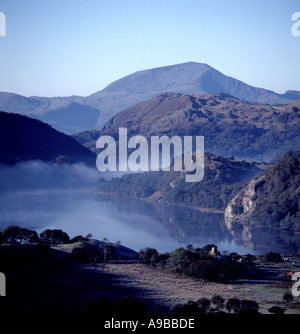 Yr Aran gesehen über nebligen Llyn Gwynant im Herbst, Snowdonia-Nationalpark, Gwynedd, Nordwales, UK. Stockfoto