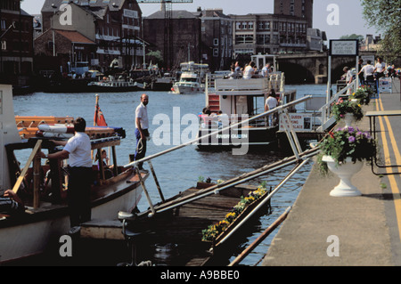 Kreuzfahrt Boote neben Fluss Ouse in Sommer, City of York, North Yorkshire, England, UK. Stockfoto