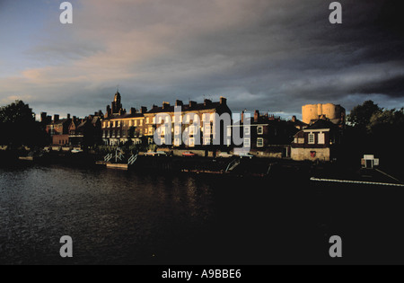 Dramatischen Blick auf des Königs Staithe, mit Clifford es Tower gesehen darüber hinaus, über den Fluss Ouse, City of York, North Yorkshire, England, UK Stockfoto