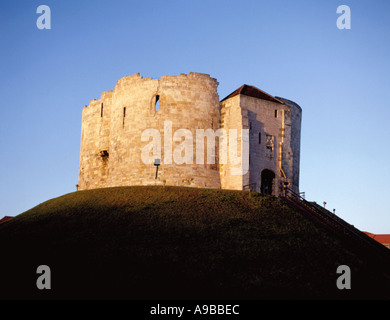 Malerische historische Clifford Tower im Abendlicht, City of York, North Yorkshire, England, UK Stockfoto