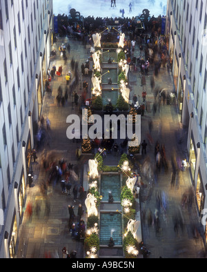 SHOPPER CHRISTMAS TREE LIGHTS ROCKEFELLER CENTER (© RAYMOND HOOD 1939) FIFTH AVENUE MIDTOWN MANHATTAN NEW YORK CITY USA Stockfoto