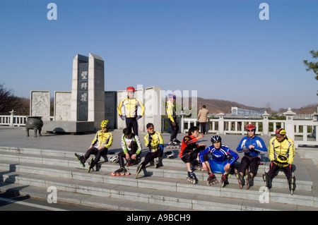 Inlineskater besuchen die Gedenkstätte Altar in der Nähe der Freiheitsbrücke in der DMZ in Südkorea. Stockfoto