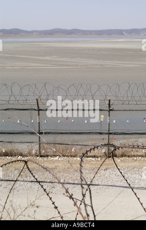 Stacheldraht Zäune entlang des Han-Flusses in der Nähe von Seoul, Südkorea. Stockfoto