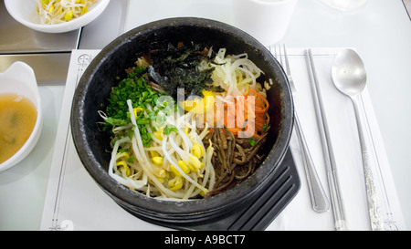 Dolsot Bibimbap, ein beliebtes koreanisches Gericht, als serviert in einem Restaurant in Seoul, Südkorea. Stockfoto
