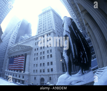 SCHNEE WASHINGTON STATUE WALL STREET FINANZBEZIRK MANHATTAN NEW YORK CITY USA Stockfoto