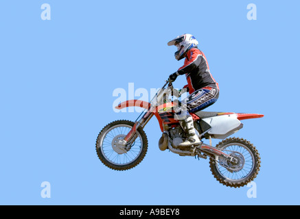 Ein Motorrad und Fahrer in der Luft. Blauer Himmel. Stockfoto