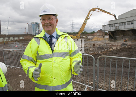 Sir Roy McNulty Dept Chairman der Olympic Delivery Authority (ODA) am Aquatic Centre in der Nähe der Carpenters Road. HOMER SYKES AUS DEN 2007 2000ER JAHREN Stockfoto