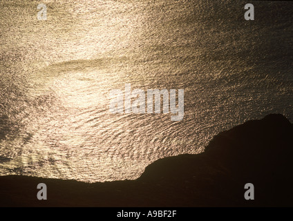 Silhouette Klippen mit dem Meer reflektieren die Sonne vor der nördlichen Küste von Cornwall Great Britain Stockfoto