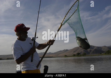 Dave Vedder Angeln für Channel Catfish Brownlee Reservoir in der Nähe von Farewell Bend Brownlee Reservoir eine Aufstauung auf der Sn Stockfoto