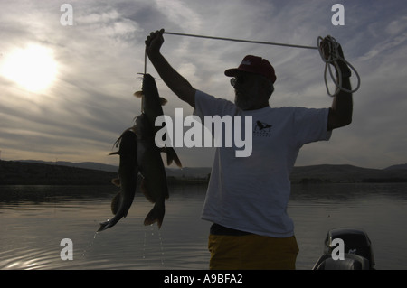 Dave Vedder Angeln für Channel Catfish Brownlee Reservoir in der Nähe von Farewell Bend Brownlee Reservoir eine Aufstauung auf der Sn Stockfoto