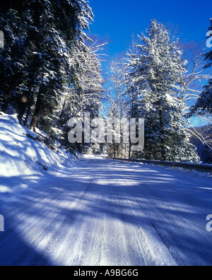SCHNEEBEDECKTE STRAßE PENNSYLVANIA USA Stockfoto