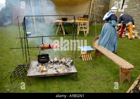 Die Unternehmen der Ritterlichkeit Nachstellung des mittelalterlichen Lebens im Jahr 1370 bei Caerphilly Castle South Wales UK Stockfoto