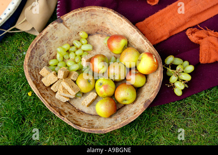 Die Unternehmen der Ritterlichkeit Nachstellung des mittelalterlichen Lebens im Jahr 1370 bei Caerphilly Castle South Wales UK Stockfoto