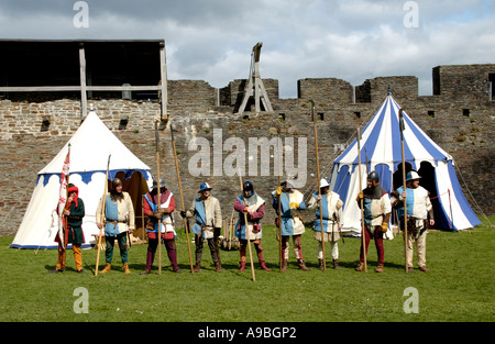 Die Unternehmen der Ritterlichkeit Nachstellung des mittelalterlichen Lebens im Jahr 1370 bei Caerphilly Castle South Wales UK Stockfoto