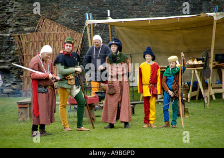 Die Unternehmen der Ritterlichkeit Nachstellung des mittelalterlichen Lebens im Jahr 1370 bei Caerphilly Castle South Wales UK Stockfoto