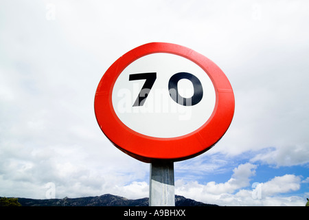 gebogenes Schild mit Himmel im Hintergrund Spanien Stockfoto