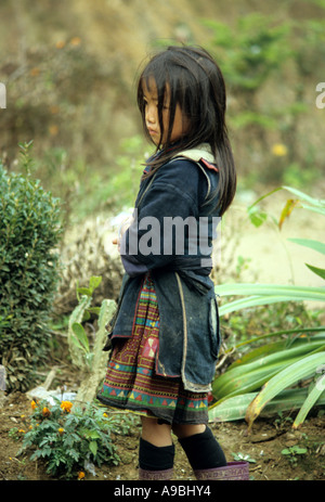 Traditionell gekleidete junge Mädchen Black Hmong, Sapa, NW Viet Nam Stockfoto