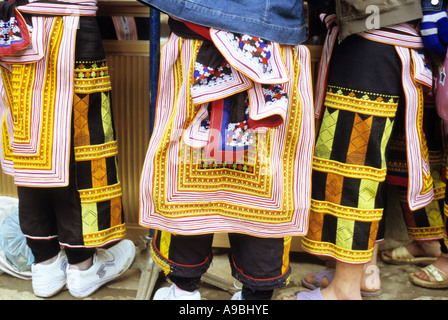 Traditionell gekleideten Red Dzao Frauen auf dem Markt, Sapa, NW Viet Nam Stockfoto