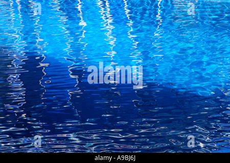 Ruhige und schöne blaue Wasserfläche Stockfoto