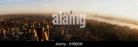 Panoramablick auf die Skyline von New York mit den Zwillingstürmen des World Trade Centers auf Freitag, 7. September 2001 Stockfoto