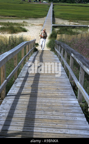 Erhöhten Holzsteg über die Dünen in Chatham, Massachusetts mit Spender-Namen eingeschrieben und von Wanderern und Radfahrern genutzt Stockfoto