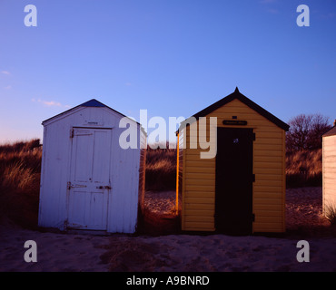 Zwei Strand Hütten entlang des Strandes in Southwold, Suffolk, UK Stockfoto