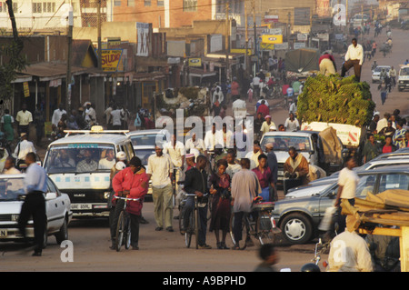 UGANDA Ostafrika Kampala Kinder Bildung zwei jungen am Tisch zu Hause