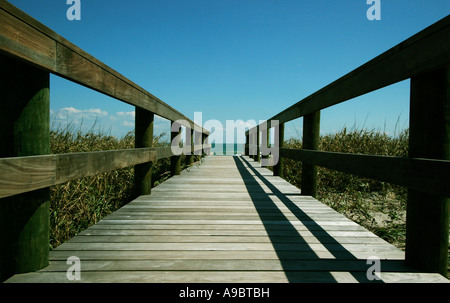 Hölzerne Weg hinunter zum Strand Stockfoto