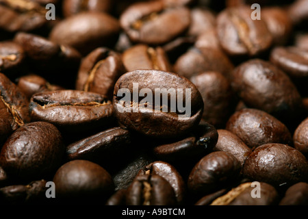 Nahaufnahme von leckeren frisch gerösteten Kaffeebohnen Stockfoto