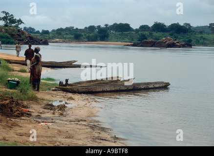 Einbäume am Fluss Kongo-Republik Kongo-Kongo-brazzaville Stockfoto