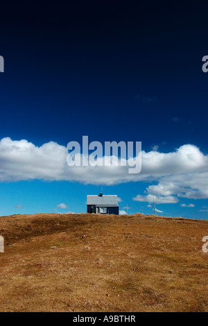 Isoliertes Haus auf einem Hügel in der Landschaft Stockfoto