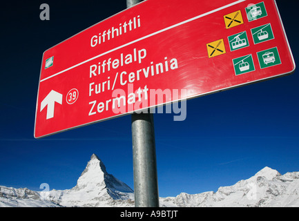 Piste Zeichen auf Riffelalp in Zermatt Schweiz Matterhorn im Hintergrund Stockfoto