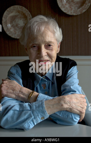 90 Jahre alte Frau zu Hause Stockfoto
