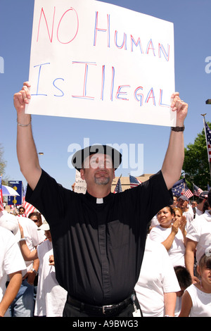 Priester zeigt bei der Einwanderung-Rallye, Dallas, Texas, USA 2006 Stockfoto