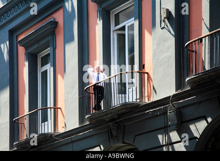 Business-Mann mit Handy auf großen Balkon Stockfoto